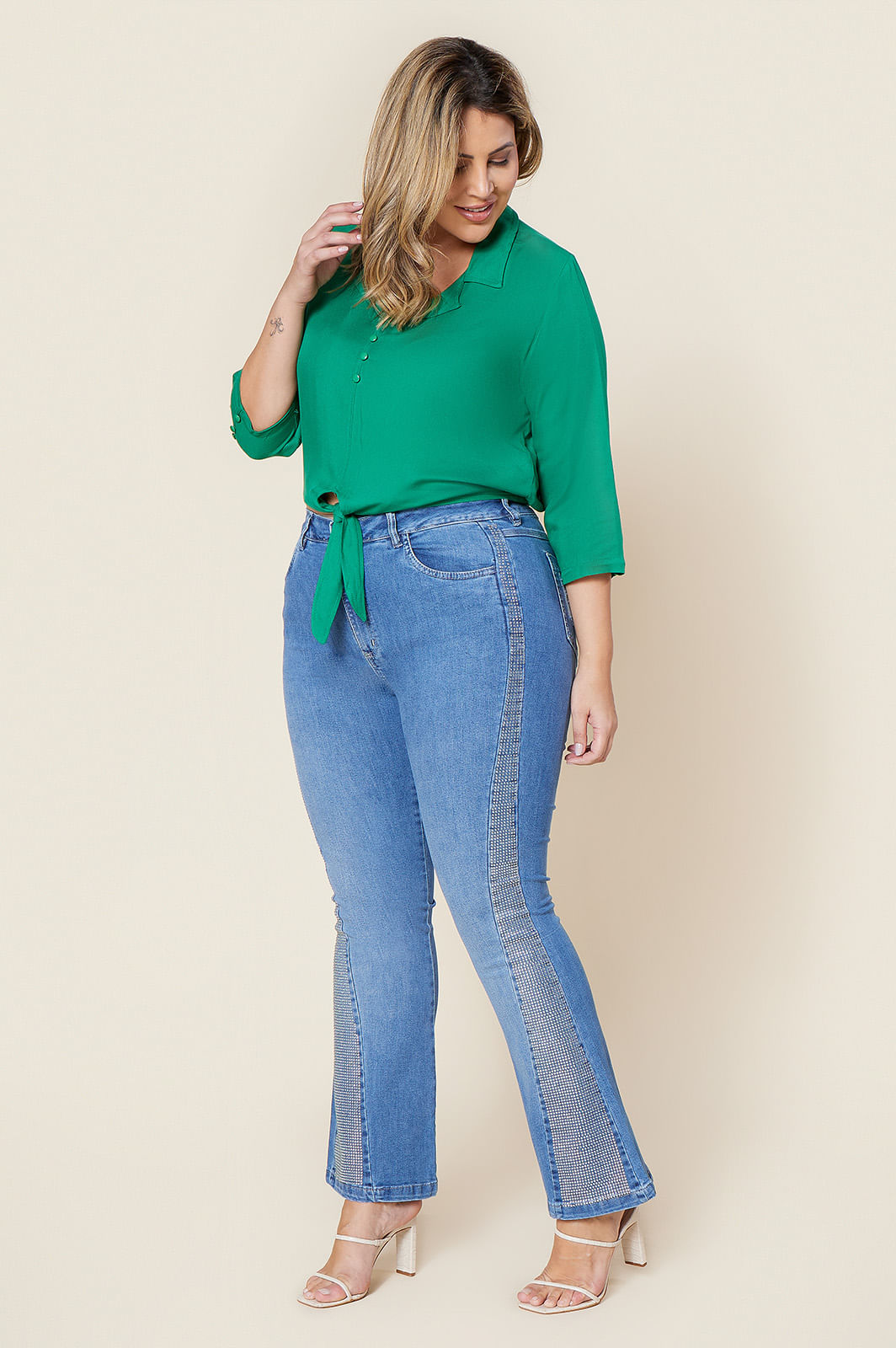Calça Flare Jeans com Elastano e Aplicações Plus Size - daluzplussize